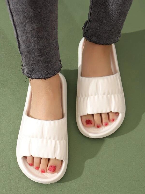 Shein BCBG blanc Pantoufles pour en relief géométrique à bande unique EVA Pantoufles - GlamShopTN