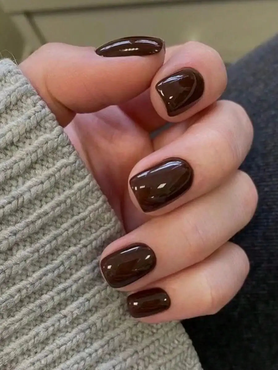 24 pièces Ongles pressés en forme ovale courte neutres marron