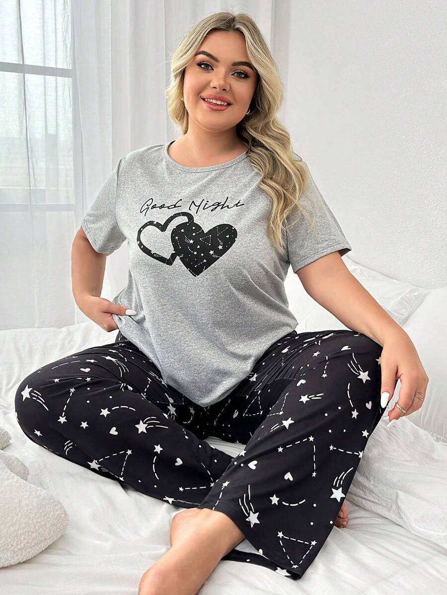 Grande taille pour femmes Ensemble composé d'un haut à manches courtes et col rond imprimé de cœurs et de lettres et d'un pantalon imprimé d'un ciel étoilé comme pyjama, tenue