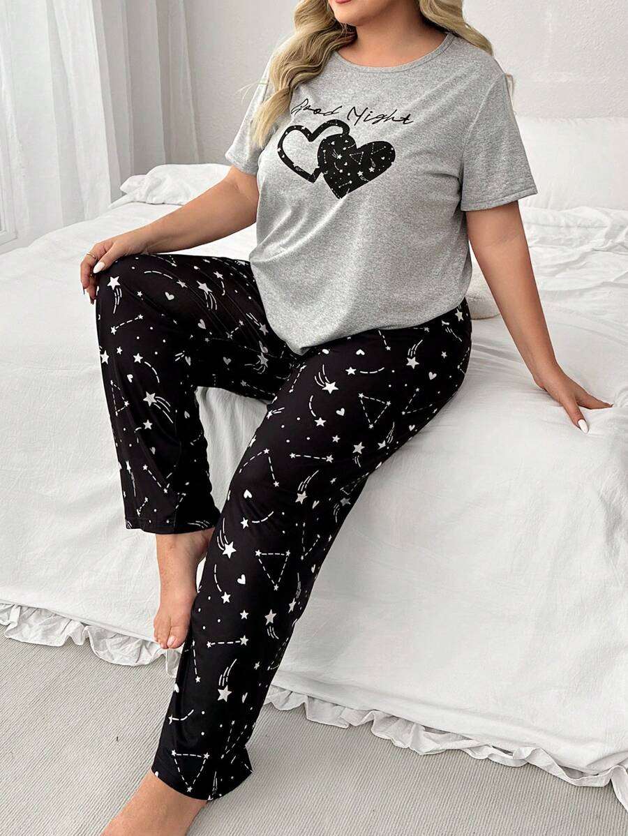 Grande taille pour femmes Ensemble composé d'un haut à manches courtes et col rond imprimé de cœurs et de lettres et d'un pantalon imprimé d'un ciel étoilé comme pyjama, tenue