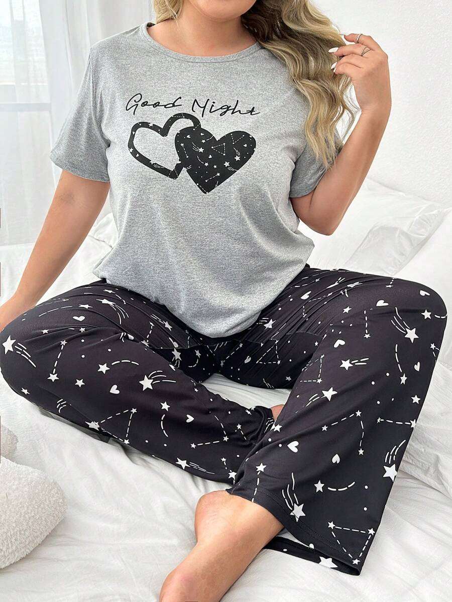 Grande taille pour femmes Ensemble composé d'un haut à manches courtes et col rond imprimé de cœurs et de lettres et d'un pantalon imprimé d'un ciel étoilé comme pyjama, tenue