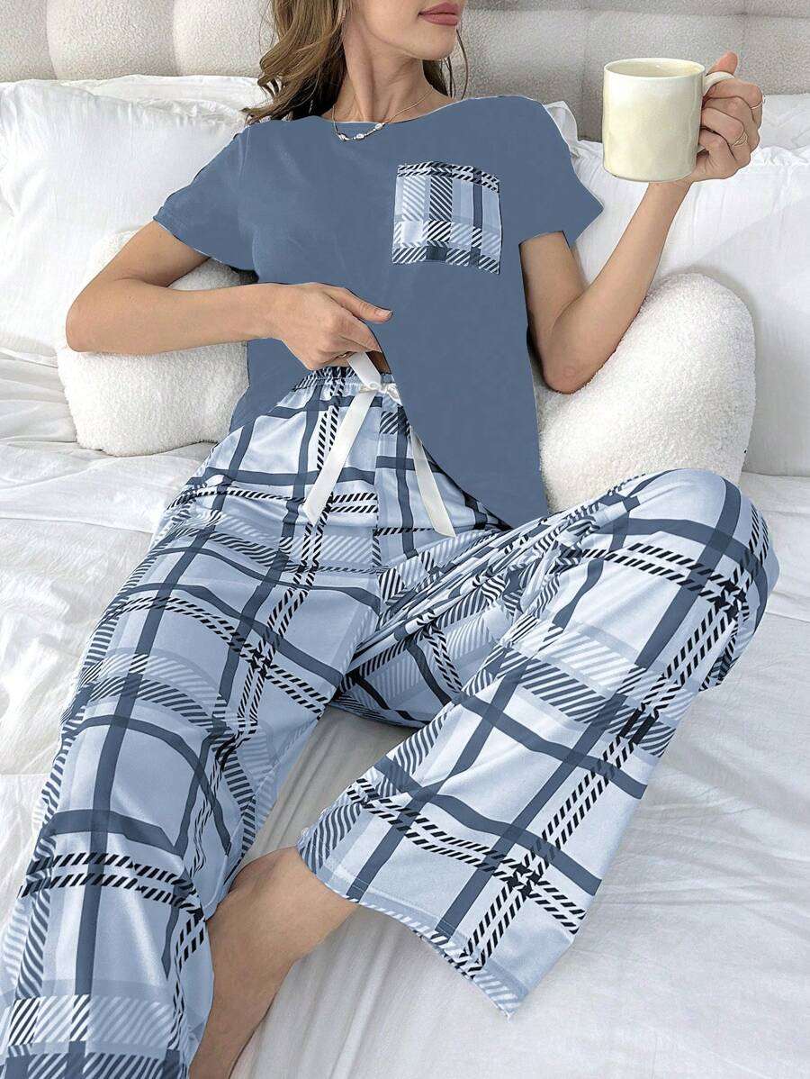 Ensemble pyjama pour femmes avec haut à manches courtes et pantalon à carreaux bleus