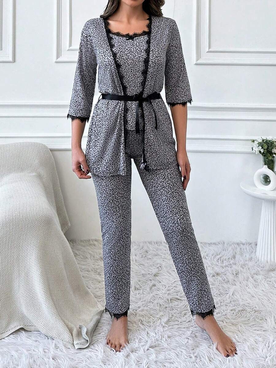 Ensemble pyjama 3 pièces en dentelle imprimée avec bordures en dentelle, composé d'un cardigan, d'un débardeur et d'un pantalon long