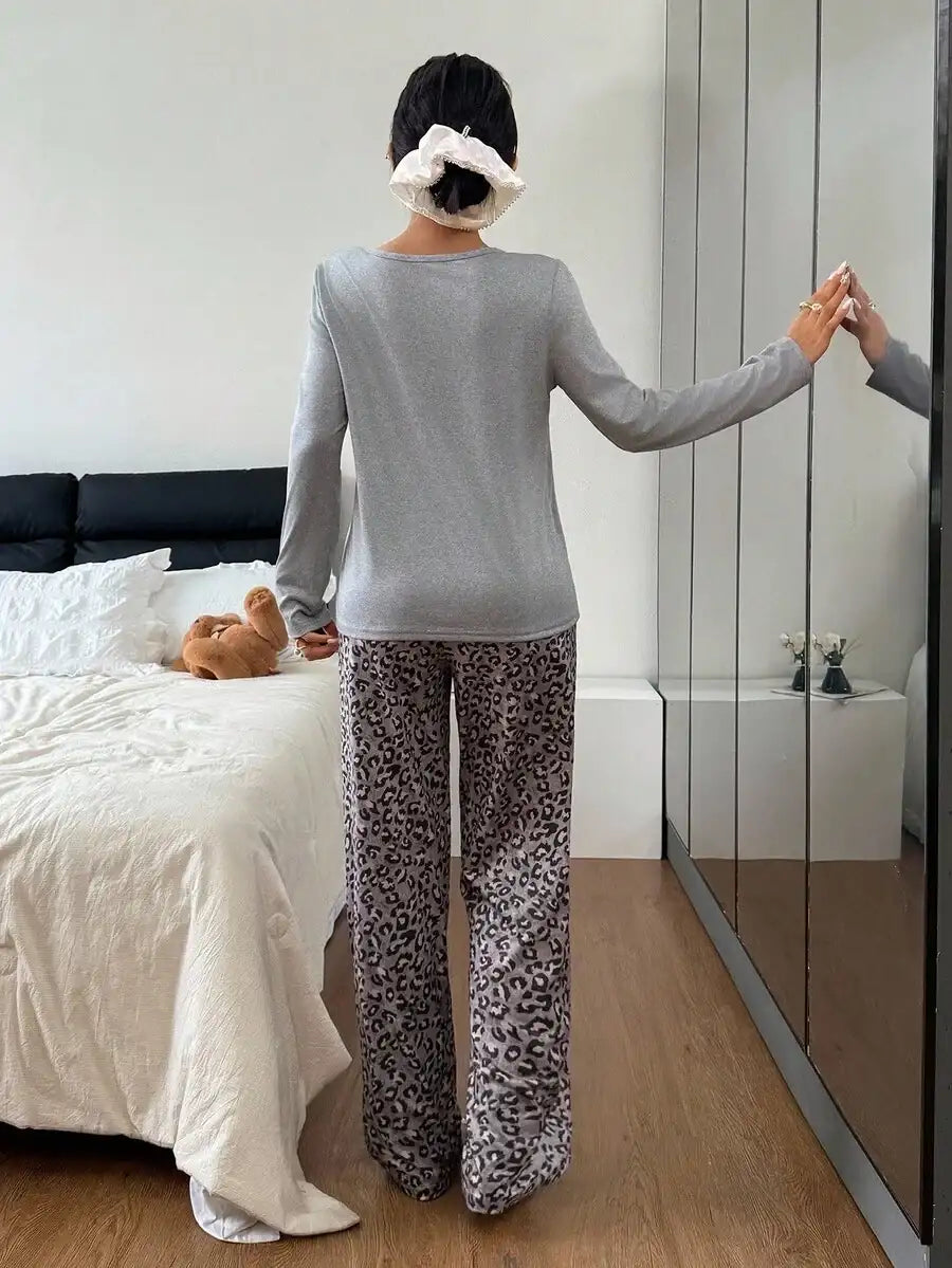 Ensemble pyjama femme  léopard avec poche, haut à manches longues et pantalon de couleur unie. Ensemble pyjama léopard, ensemble pyjama imprimé animal, ensemble lounge à manches longues, ensemble pyjama imprimé guépard,  vêtements automne hiver